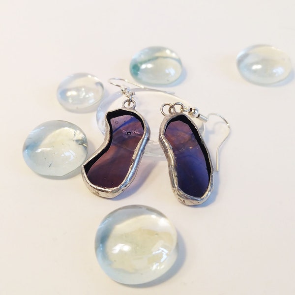 Boucles d'oreilles haricots de forme organiques , verre translucide violet baroque