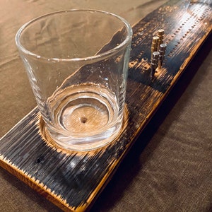 Juego de tablero de cribbage y vaso de whisky (ducha de barril recuperada)