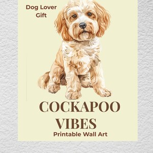 Può includere: Arte murale stampabile con un'illustrazione di un cane Cockapoo. L'immagine include il testo "Dog Lover Gift" e "COCKAPOO VIBES". Il cane è raffigurato in stile acquerello su sfondo giallo chiaro.