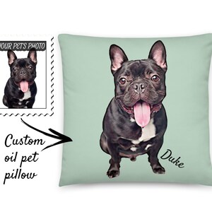 Puede incluir: Un coj&iacute;n personalizado para mascotas al &oacute;leo con un bulldog franc&eacute;s negro con la lengua rosa, llamado Duke. El coj&iacute;n tiene un fondo verde claro. Una imagen m&aacute;s peque&ntilde;a del perro est&aacute; a la izquierda, con el texto "YOUR PET'S PHOTO".