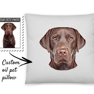Puede incluir: Un coj&iacute;n cuadrado blanco con una pintura al &oacute;leo detallada de la cara de un Labrador Retriever color chocolate. El perro tiene pelaje marr&oacute;n, una nariz rosada y ojos amarillos. El coj&iacute;n est&aacute; junto a una imagen similar a un sello del mismo perro. El texto en la imagen dice "YOUR PET'S PHOTO" y "Custom oil pet pillow."