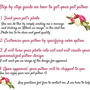 Puede incluir: Fondo blanco con texto manuscrito que detalla los pasos para pedir una almohada personalizada para mascotas. Incluye detalles florales con rosas rosas y blancas. Los pasos son: enviar foto, personalizar color, crear dise&ntilde;o y aprobar.