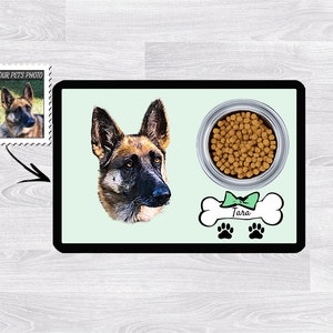 Pu&ograve; includere: Un'illustrazione digitale di un pastore tedesco con un fiocco verde su un osso con il nome "Tara" su di esso. Il cane sta guardando a destra. C'&egrave; una ciotola di cibo per cani sullo sfondo.