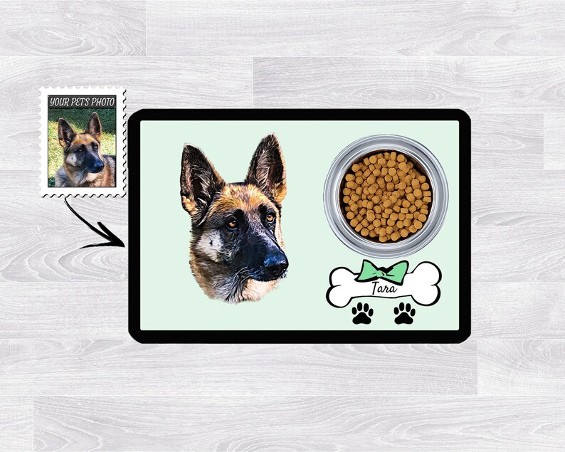 Pu&ograve; includere: Un'illustrazione digitale di un pastore tedesco con un fiocco verde su un osso con il nome "Tara" su di esso. Il cane sta guardando a destra. C'&egrave; una ciotola di cibo per cani sullo sfondo.