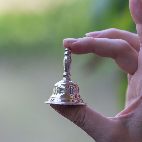 Autel Silver Hand Bell 4,5 cm, Krishna Bell, Hare Krishna, Objets spirituels. (assurez-vous de lire la description du produit)