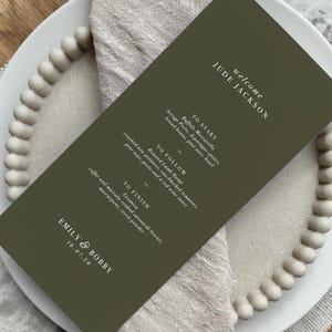 Oliwkowozielone menu weselne, winietka, spersonalizowana karta menu z imionami gości i niestandardową kolorystyką