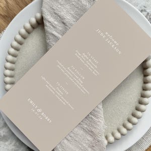 Beżowe menu weselne, karta Stone Place, neutralna spersonalizowana karta menu z imionami gości i niestandardową kolorystyką