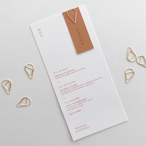 Terracotta trouwmenu - gepersonaliseerd trouwmenu - met - gouden druppelclip - plaatsnaamkaartje - geelbruin