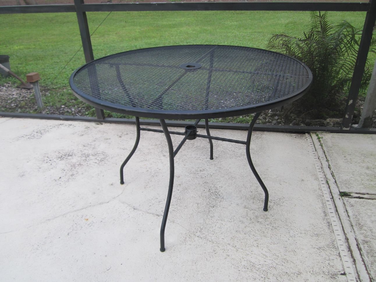 Aluminum round patio 2024 table and chairs