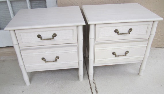Set of 2 White Nightstands