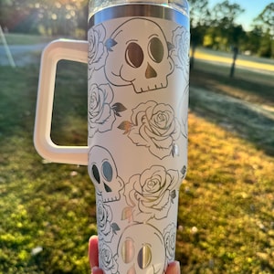 Skull and Roses 40oz Stainless Steel Tumbler, 40oz Spooky Travel Tumbler, Halloween 40oz Tumbler. Skulls and Roses Coffee Cup
