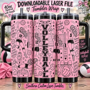 Könnte beinhalten: Ein konischer, pink-schwarzer 40oz-Becher mit Henkel und einem Volleyball-Lasergravur-Design. Der Becher zeigt Illustrationen von Spielern, Volleybällen, Schleifen und Texten wie Play Hard Stay Humble, Volleyball und Game Day.