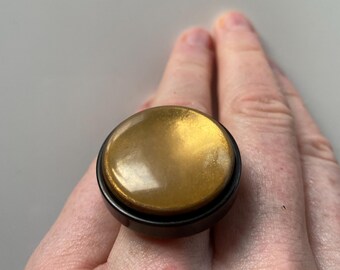 Gianni, a shimmering golden ring made of an old vintage button.