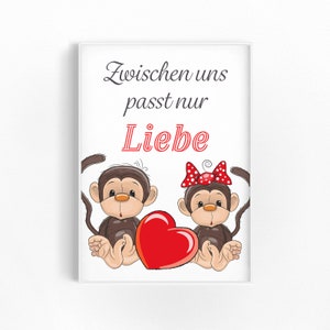 Könnte beinhalten: Eine weiße Karte mit dem Text "Zwischen uns passt nur Liebe" in schwarzer und roter Schrift. Zwei Cartoon-Affen, einer mit einer roten Schleife, halten ein rotes Herz.