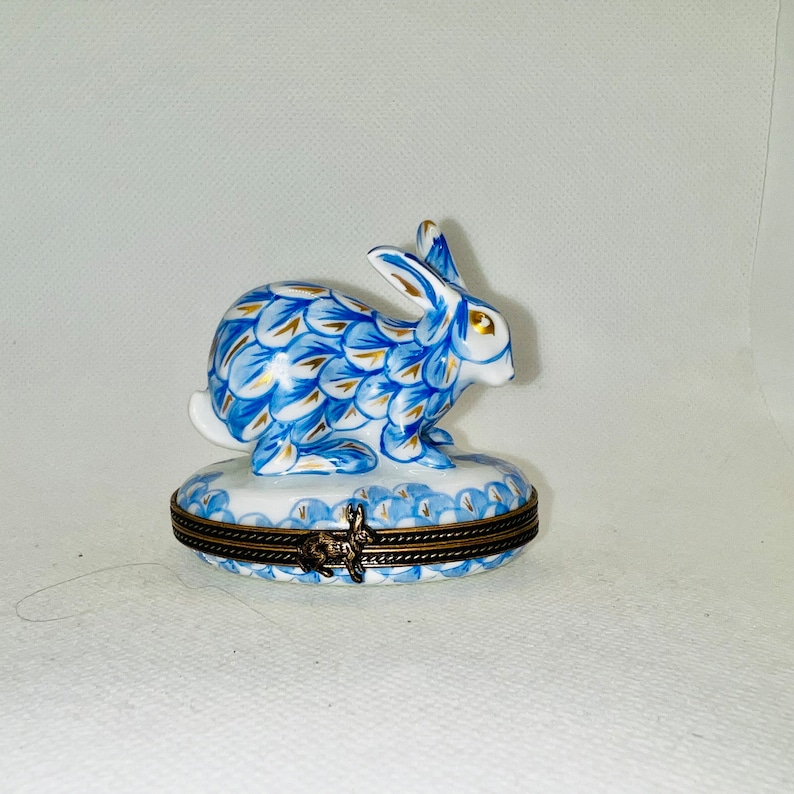 Limited Edition, Stunning BUNNY *Herend* Style ~ Limoges Trinket Box ~ Peint main (Hand-Painted) Limoges, France ~ Rabbit Fishnet Pattern