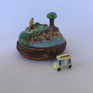 Golfer on Green met golfkar ~ LIMITED EDITION van slechts 750 gemaakt ~ Limoges-snuisterijdoos ~ Peint main (handgeschilderd) in Frankrijk ~ Kiezelstrand