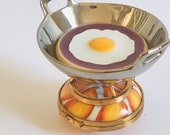 Rare WOK with Egg on Crepe Limoges Trinket Box Peint main (Hand-Painted) in Limoges, France Rare Vintage Item