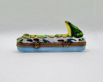 池の中のミツバチとカエルの精巧なデザイン～リモージュ製小物入れ