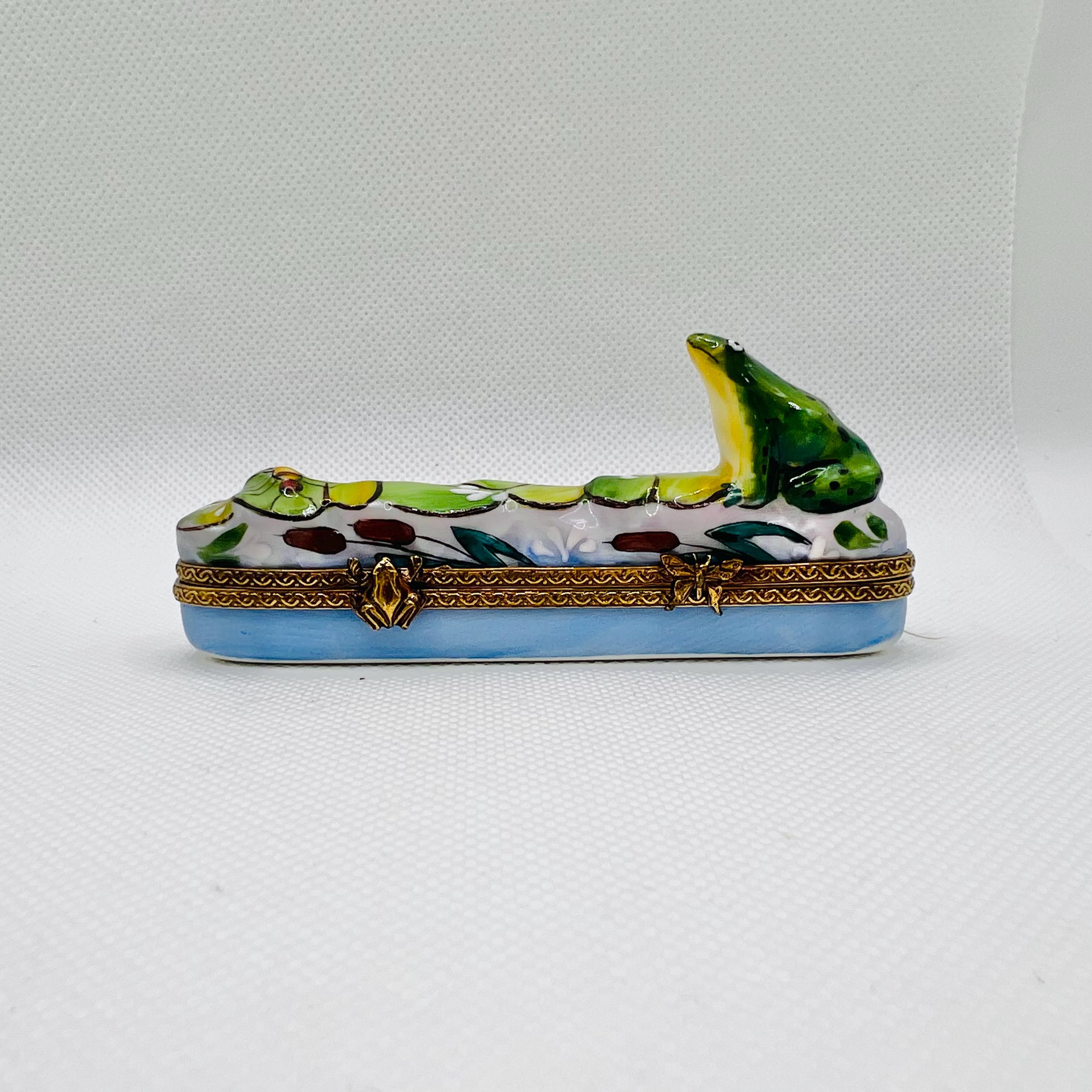 リモージュカエルの王子様小物入れ 池の中のミツバチとカエルの精巧なデザイン～リモージュ製小物入れ