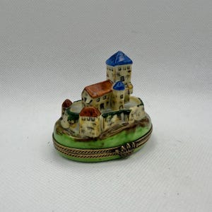 Little Castle w/ Village on Island ~ Chamart ~ Limoges Trinket Box ~ Peint main (Hand-Painted) in Limoges, France