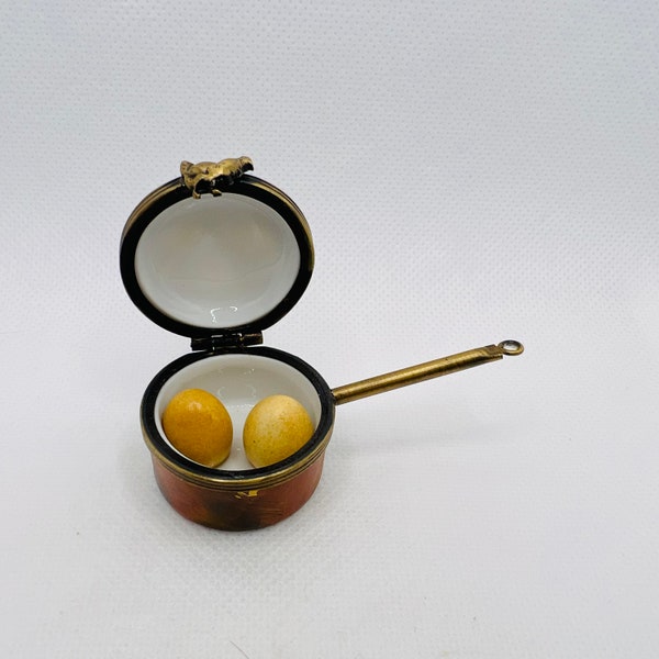 Saucepan w/ Boiled Eggs ~ Limoges Trinket Box ~ Gérard Ribierre (GR) ~ Peint main ~ France ~ Rare