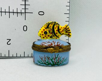とってもキュートなミニチュアサンゴ礁の魚～リモージュの小物入れ