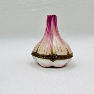 GARLIC BULB ~ Parry Vielle ~ Limoges Trinket Box ~ Peint main (Hand-Painted) in Limoges, France ~ Vegetable Fruit Clove Kitchen Chef Gift