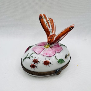 Fabulous BUTTERFLY w/ LADYBUGS on Floral Base ~ Limoges Trinket Box ~ Peint main (Hand-Painted) in Limoges, France ~ Rare (Larger Size)