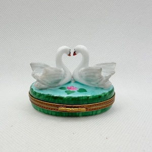Kissing Swans forming Heart ~ Limoges Trinket Box ~ Peint main (Hand-Painted) in Limoges, France ~ Engagement Anniversary Wedding Love Gift