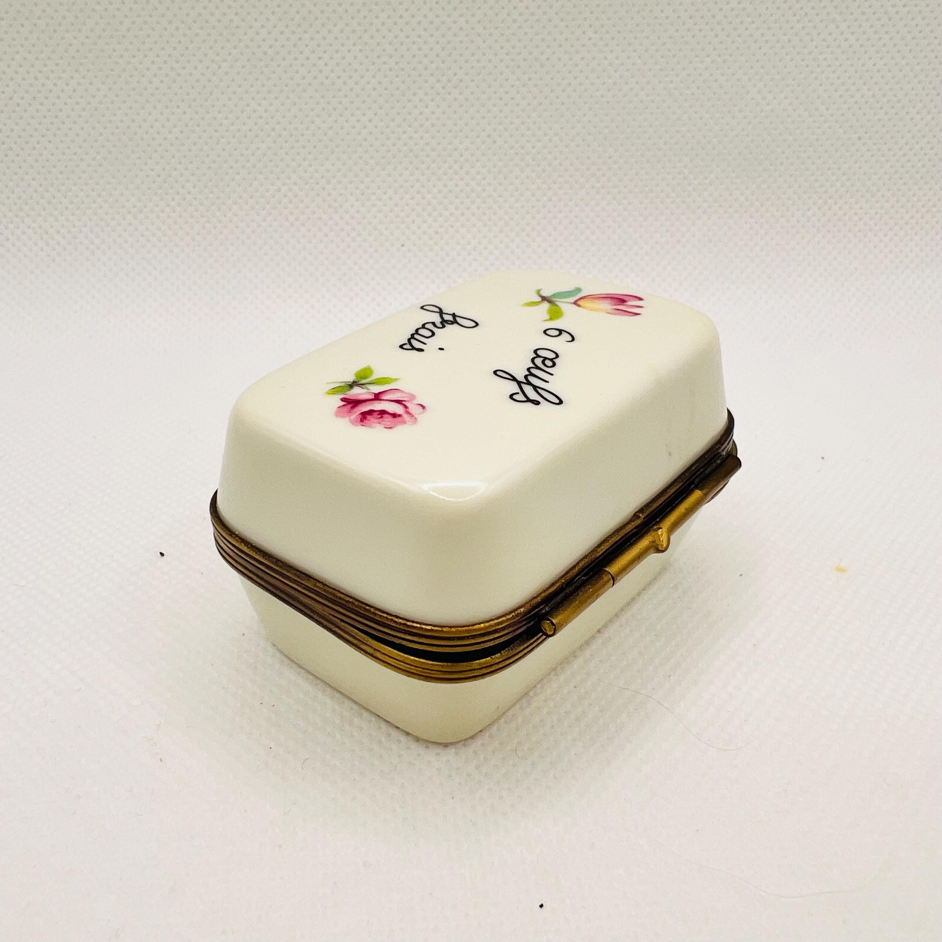 超希少な卵パック（大きめサイズ）と茶色の卵6個入り ～ リモージュ製