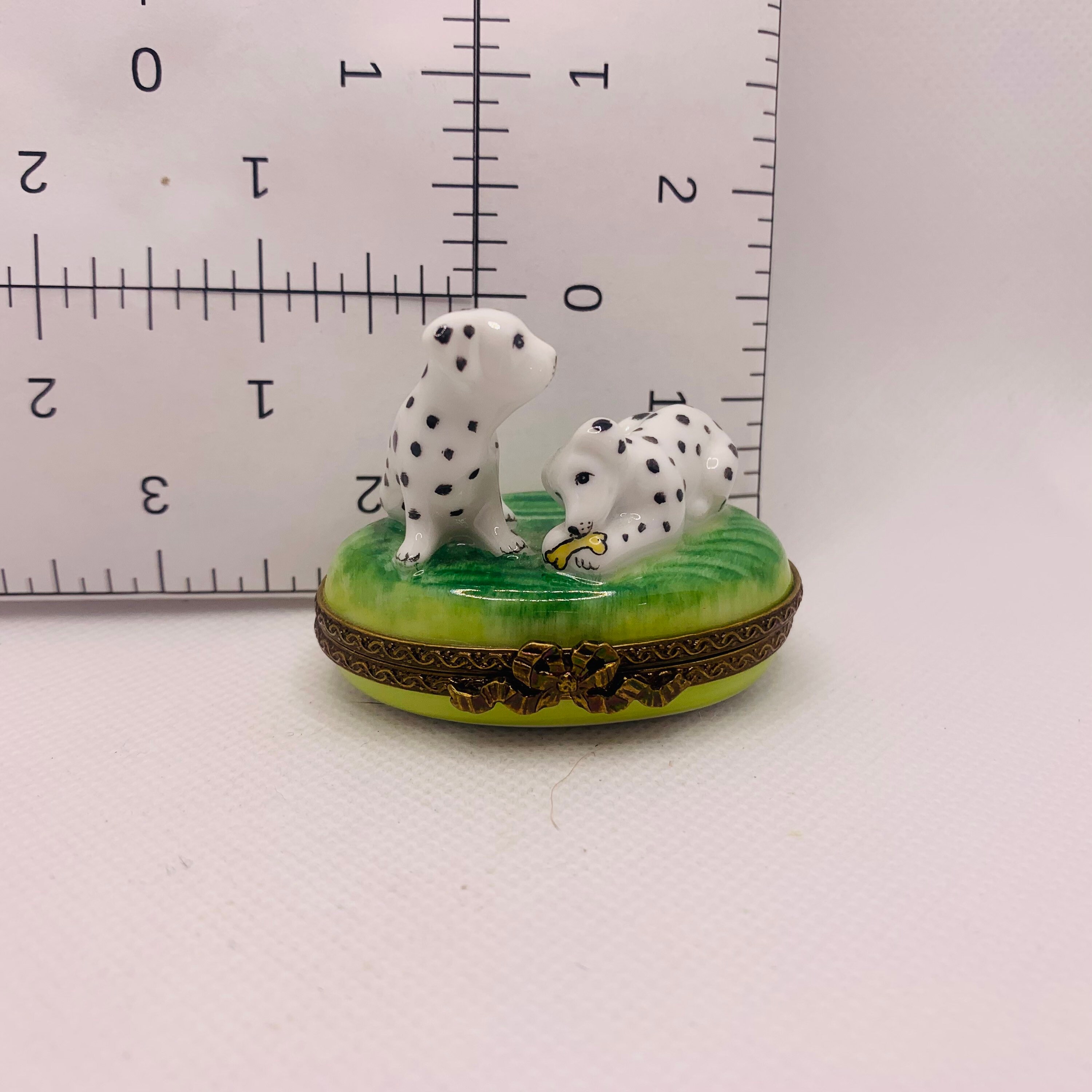 愛らしいダルメシアンの子犬 ～ リモージュのトリンケットボックス