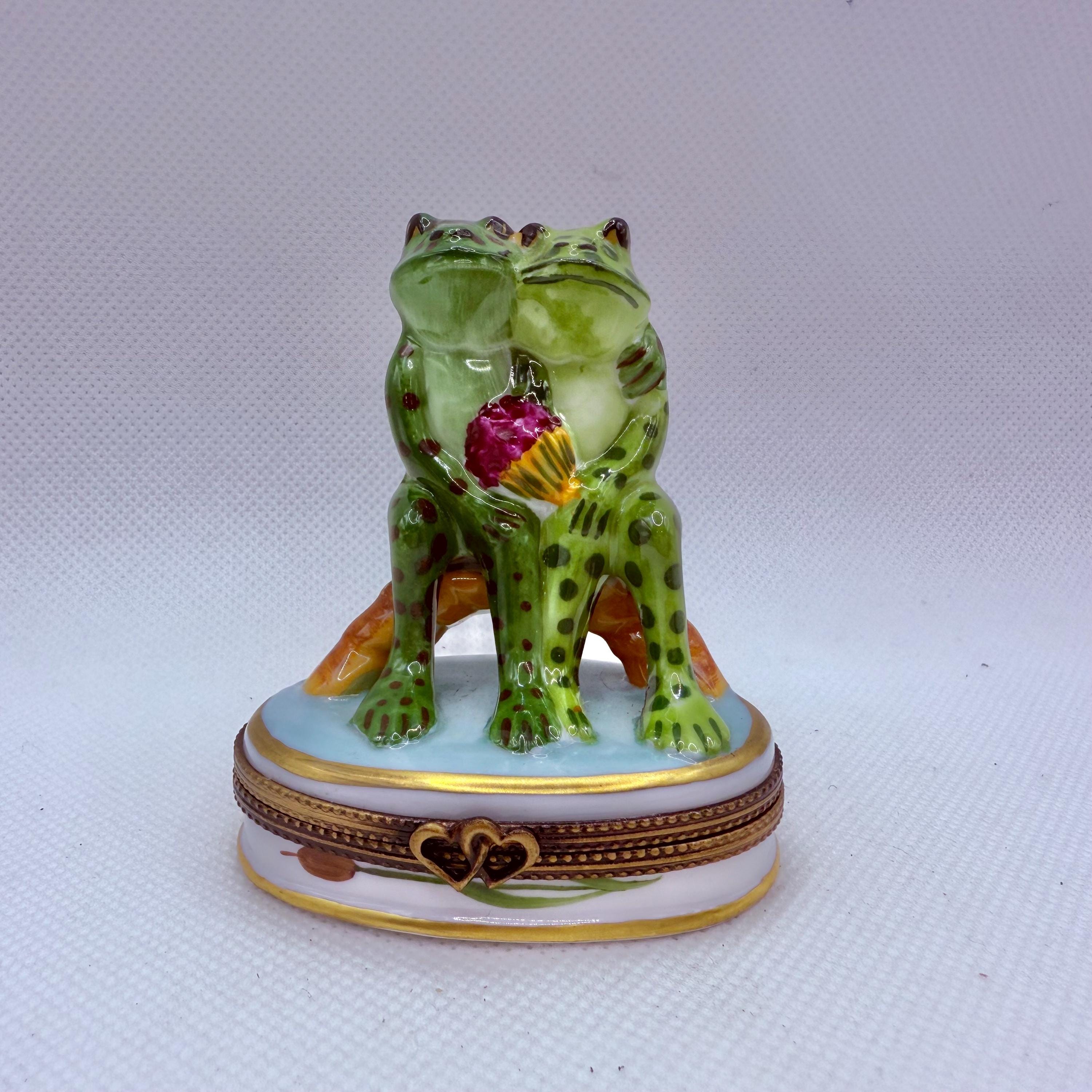 愛らしいカエルのカップル〜リモージュの小物入れ〜フランス