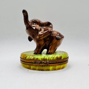 Adorable Baby ELEPHANT ~ Limoges Trinket Box ~ Pierre Arquie ~ Peint main (Hand-Painted) in Limoges, France