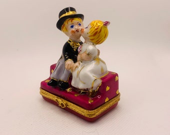 Bride and Groom ~ Limoges Trinket Box ~ Peint main (Hand-Painted) in Limoges, France ~ Anniversary Engagement Wedding Gift