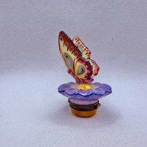 Gorgeous BUTTERFLY on Purple Flower  ~ Limoges Trinket Box ~ Parry Vieille (PV) ~ Peint main (Hand-painted) in Limoges, France ~ Garden