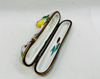 池の中のミツバチとカエルの精巧なデザイン～リモージュ製小物入れ