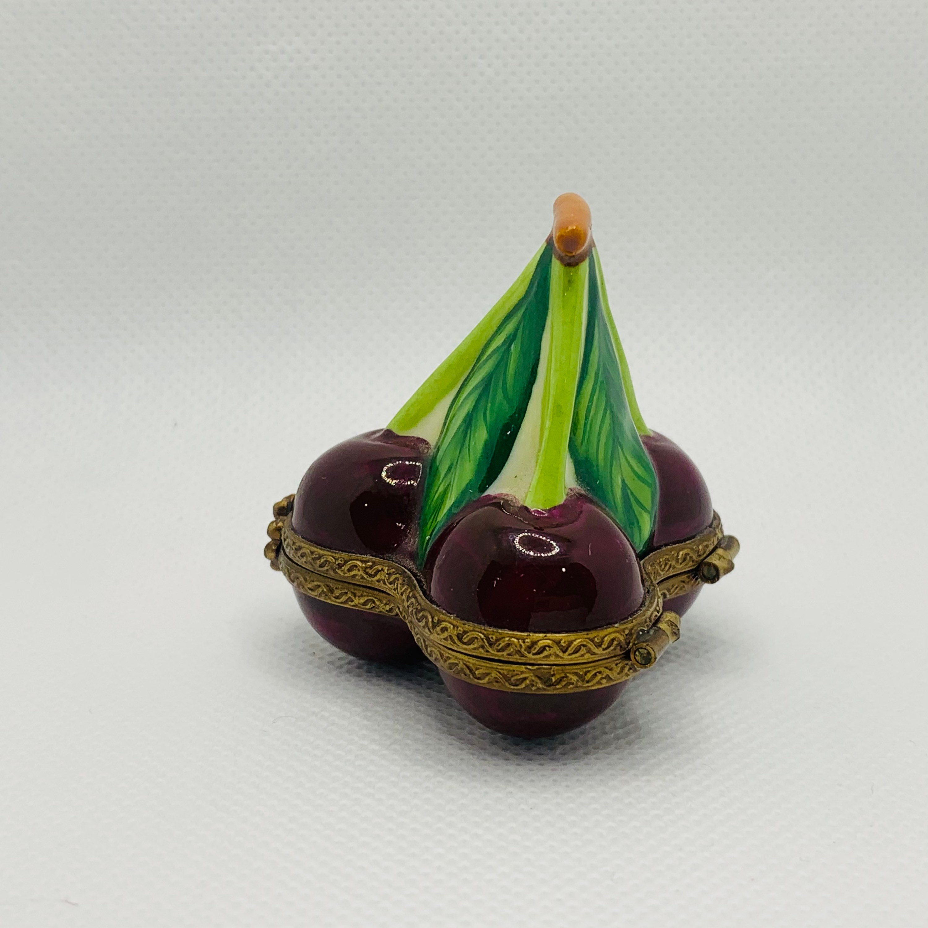 THREE CHERRIES ～リモージュ トリンケット ボックス～パリー ヴィエル