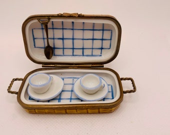 PICNIC Basket w/ Tea Cups for Two ~ Limoges Trinket Box ~ Peint main (Hand-Painted) in Limoges, France
