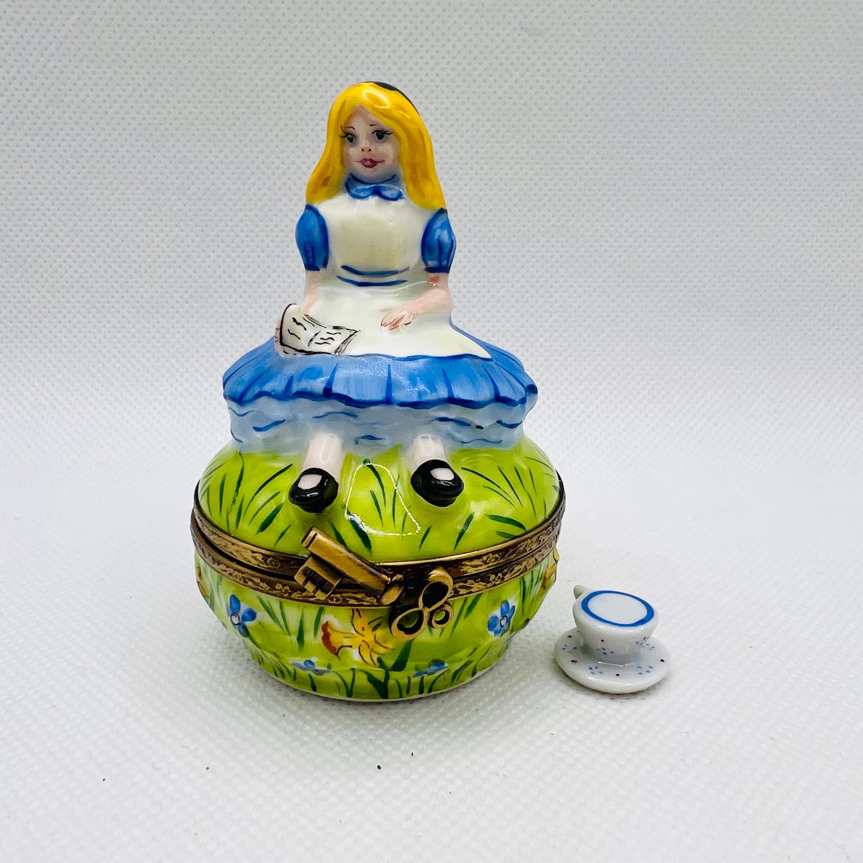 希少な不思議の国のアリス ティーカップ付き ~ ボーシャン