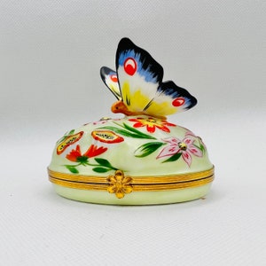 Beautiful BUTTERFLY  ~ ARTORIA ~ Limoges Trinket Box ~ Peint main ~ France
