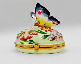 Beautiful BUTTERFLY  ~ ARTORIA ~ Limoges Trinket Box ~ Peint main ~ France