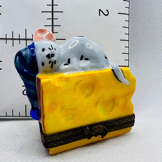 Adorable Mouse Sleeping on Cheese ~ Limoges Trinket Box ~ Peint