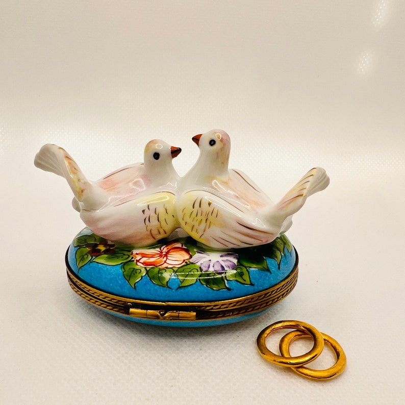 Romantic White Doves Pair w/ Wedding Rings Chamart Limoges Trinket Box Peint main Hand-Painted in Limoges, France Marriage image 5