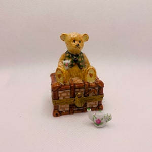 トランクに乗ったテディベアとティーポットとティーカップ ~ リモージュの小物入れ ~ フランス、リモージュの手描きペイント ~ 希少なヴィンテージアイテム