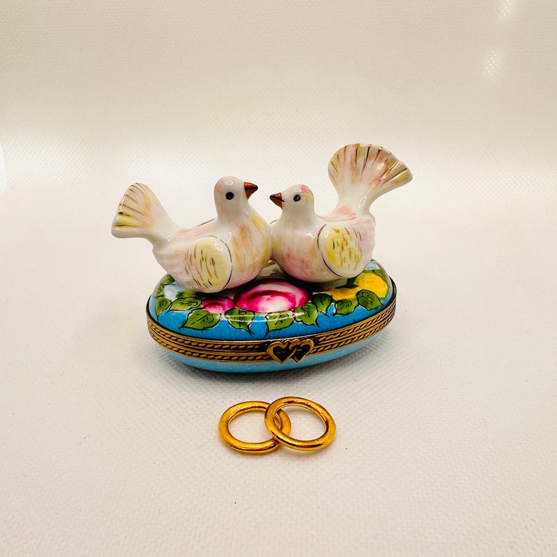 Romantic White Doves Pair w/ Wedding Rings Chamart Limoges Trinket Box Peint main Hand-Painted in Limoges, France Marriage image 1