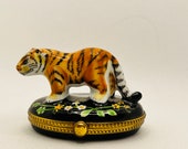 Beautiful TIGER on Floral Box Limoges Trinket Box Peint main (Hand-Painted) in Limoges, France Rare Vintage Item
