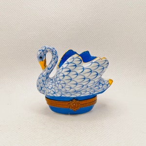 Rare SWAN ~ *Herend* Style Fishnet Pattern Trinket Box ~ Peint main (Hand-Painted) in Limoges, France