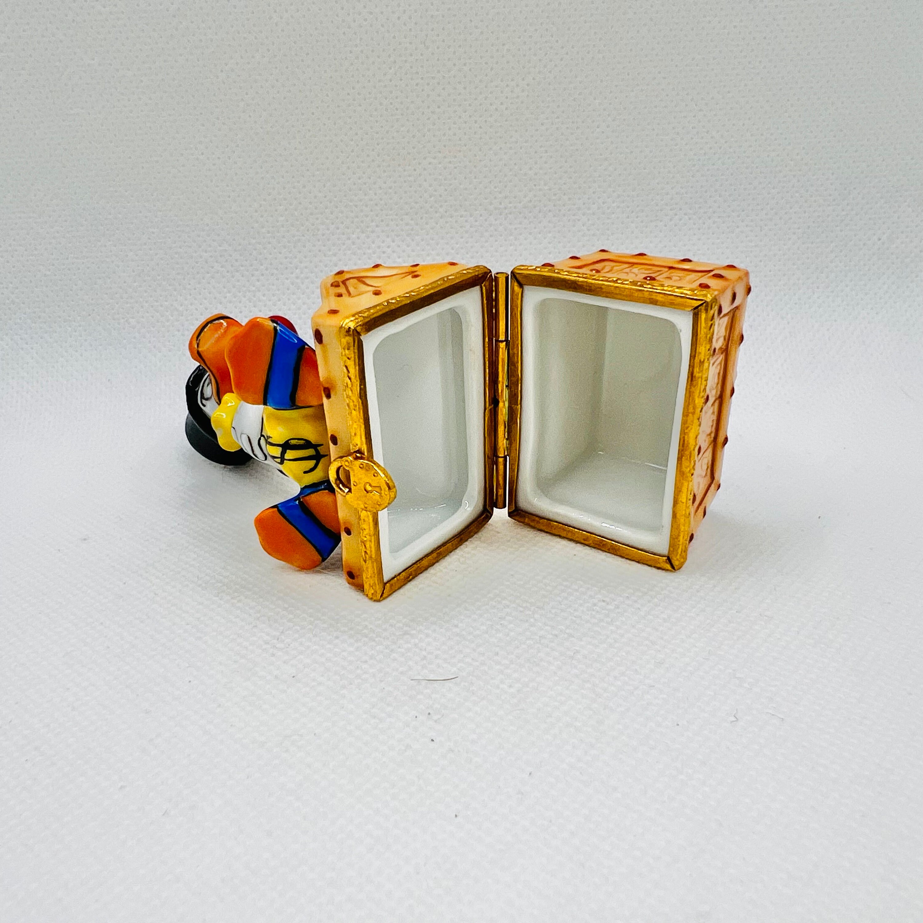 アルトリア リモージュ ディズニー ミッキー  artoria limoges Mickey Mouse in Red Car Disney Limoges Box by Artoria