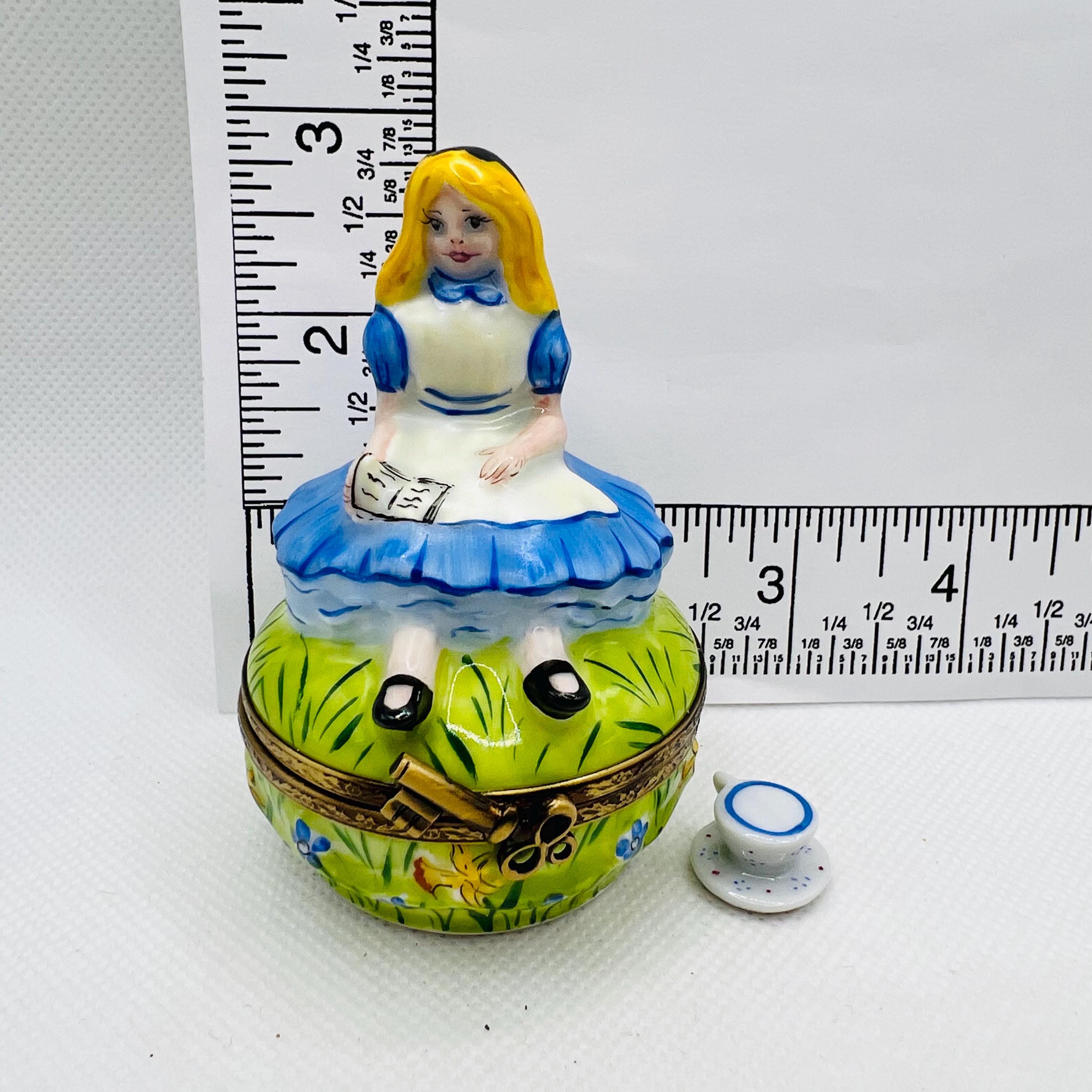 希少な不思議の国のアリス ティーカップ付き ~ ボーシャン