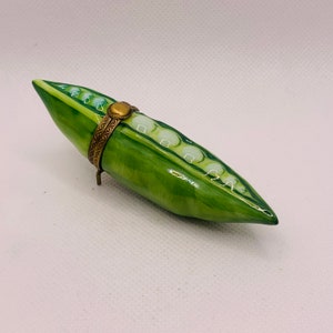 Very Rare PEAPOD ~ Limoges Trinket Box ~ Parry Vielle (PV) ~ Peint main (Hand-painted) in Limoges, France ~ Vegetable Fruit